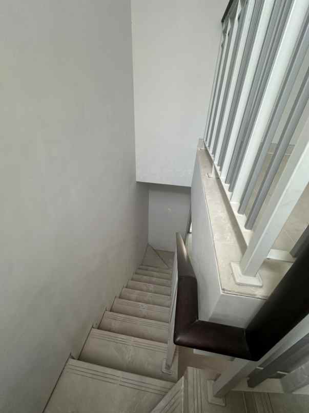 dijual rumah jalan grand pakuwon