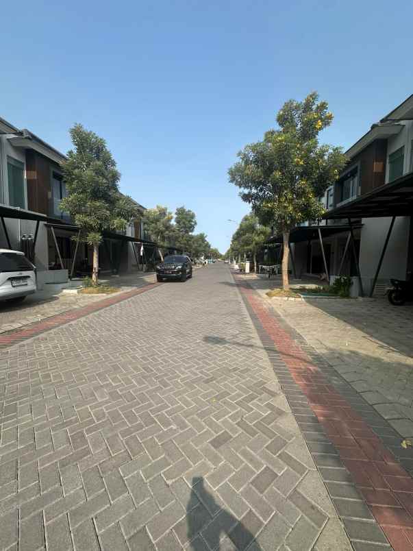 dijual rumah jalan grand pakuwon