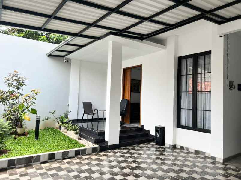 dijual rumah jalan manyar 1