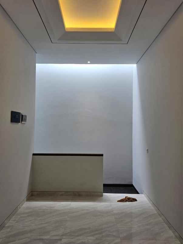 dijual rumah jalan manyar indah