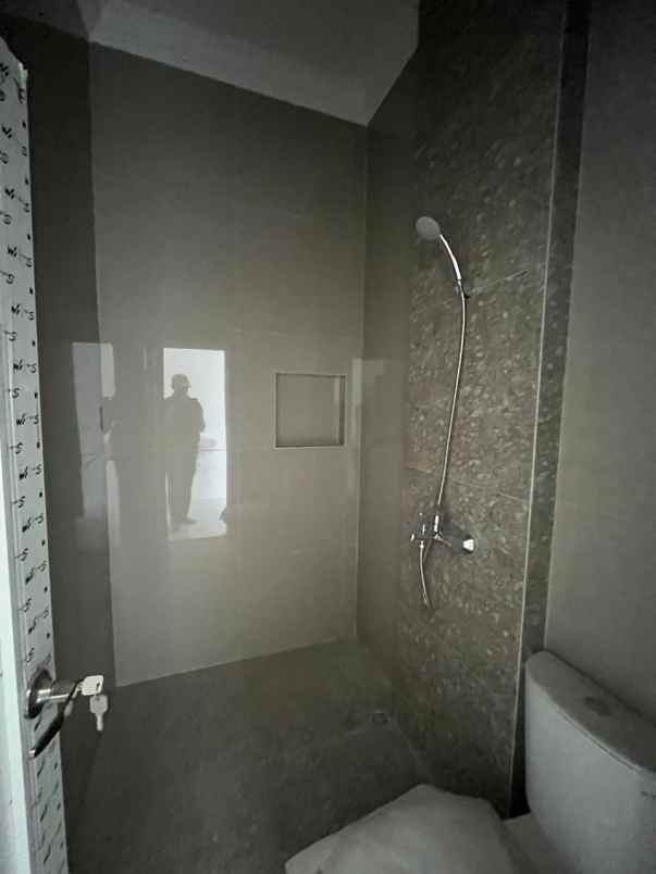 dijual rumah jalan raya lebak bulus