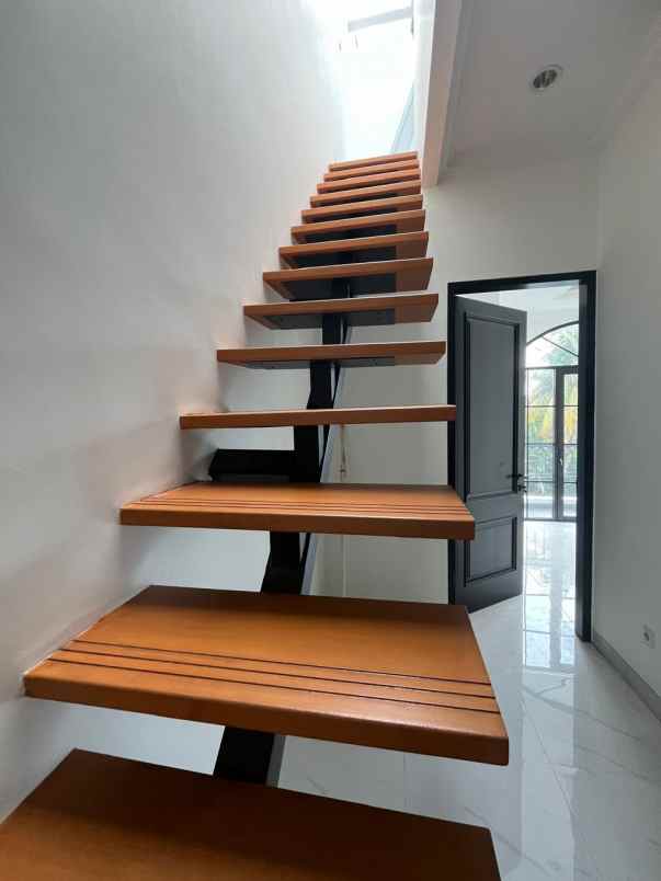 dijual rumah jalan raya lebak bulus