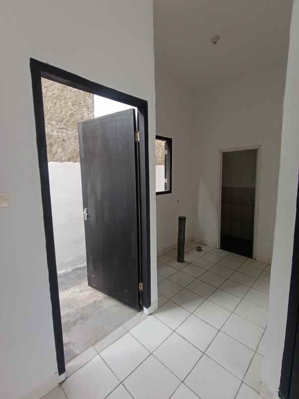 dijual rumah jalan raya megu cisoka