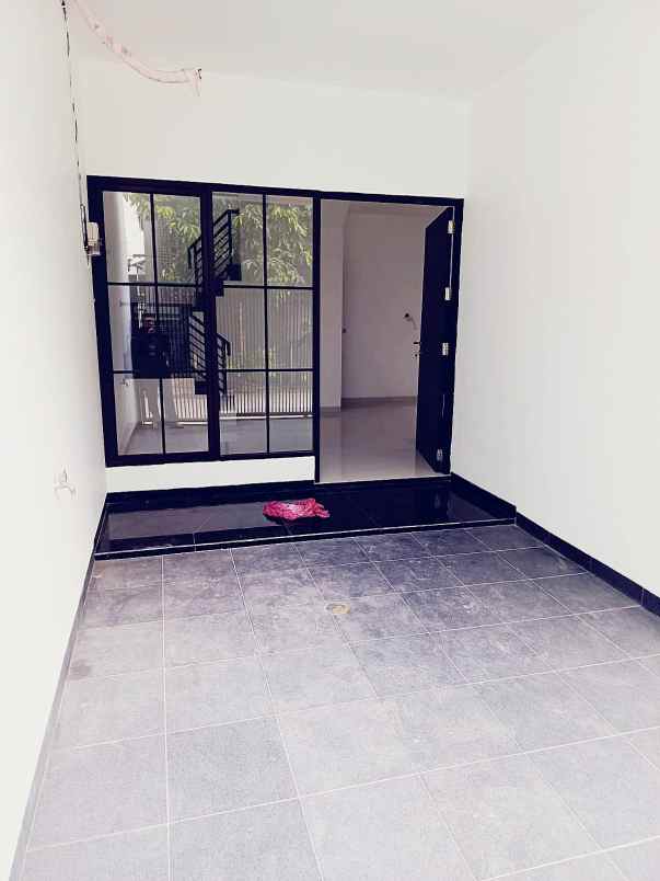 dijual rumah jalan raya meruya utara