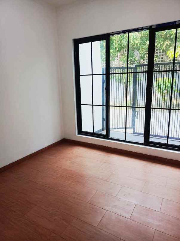 dijual rumah jalan raya meruya utara