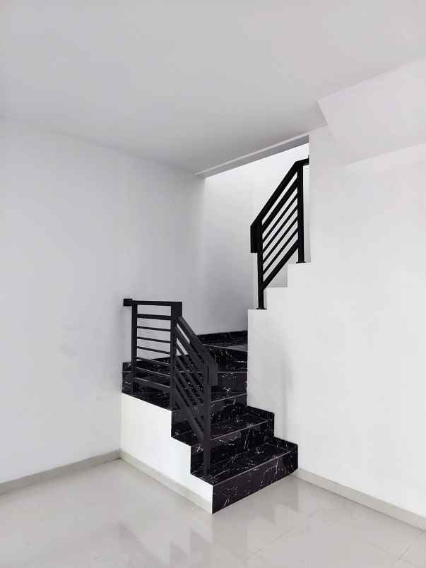 dijual rumah jalan raya meruya utara