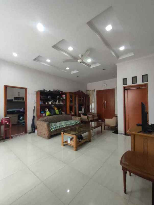 dijual rumah jalan veteran bintaro