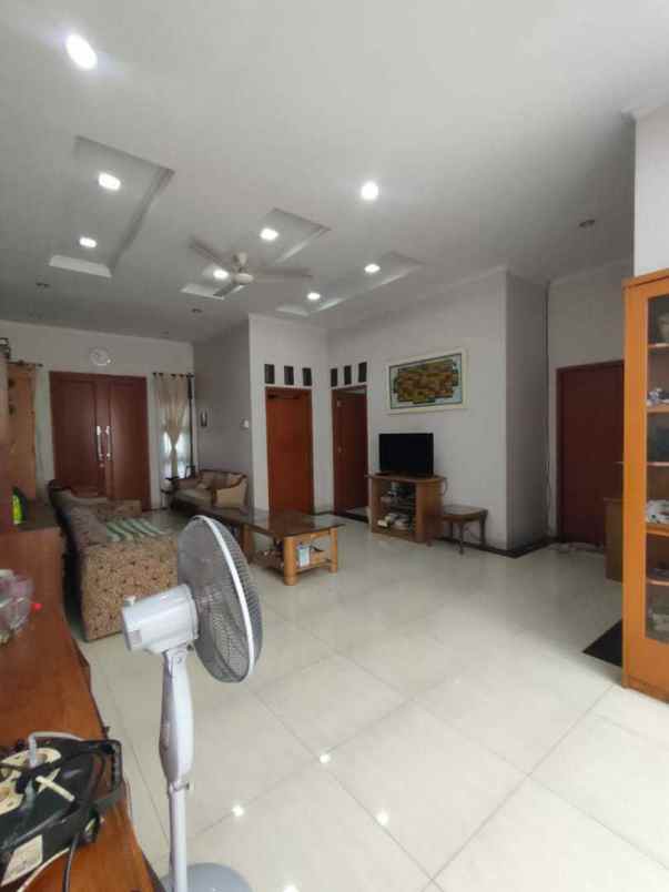 dijual rumah jalan veteran bintaro