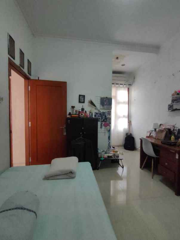dijual rumah jalan veteran bintaro