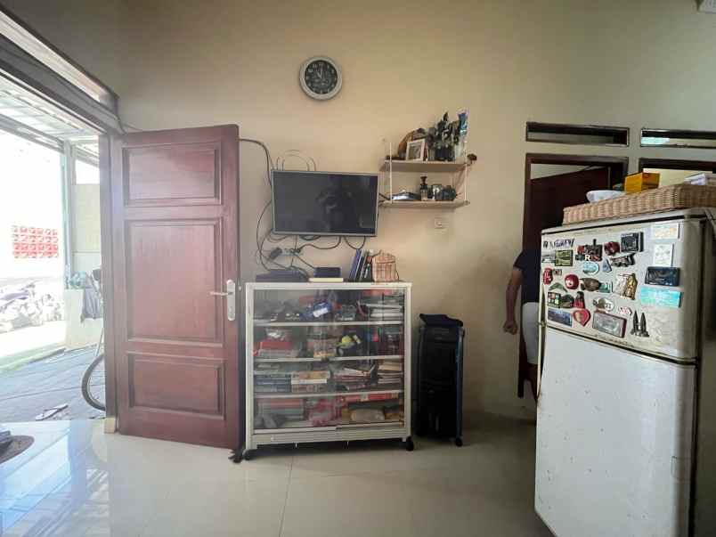 dijual rumah jl caringin