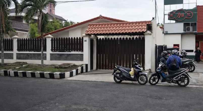 dijual rumah jl darmo permai timur