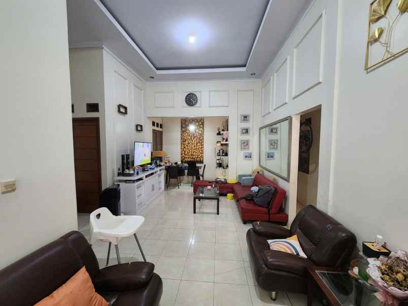 dijual rumah jl jambore