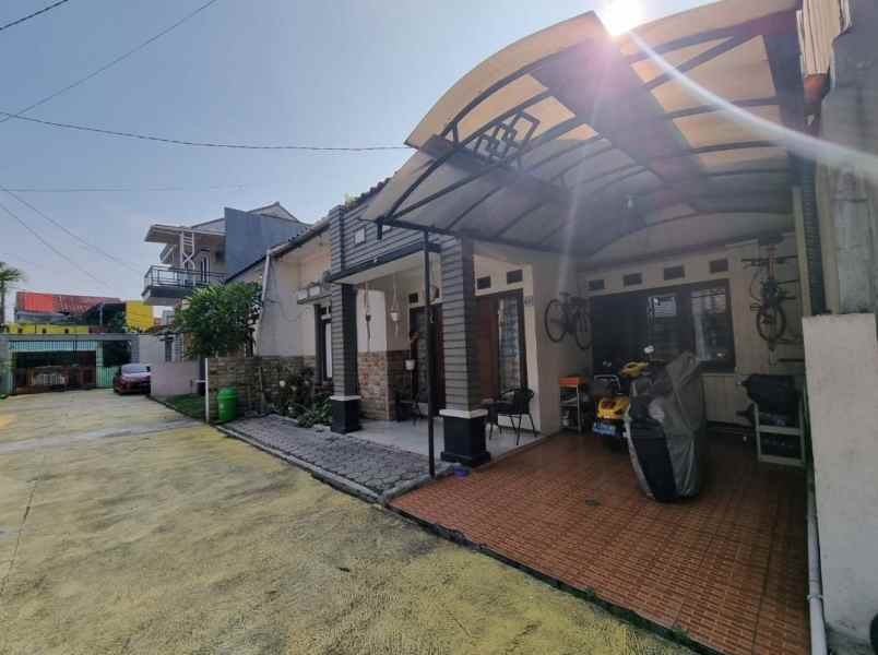 dijual rumah jl jambore
