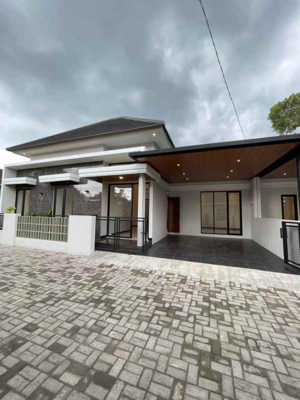 dijual rumah jl kaliurang km 12 5