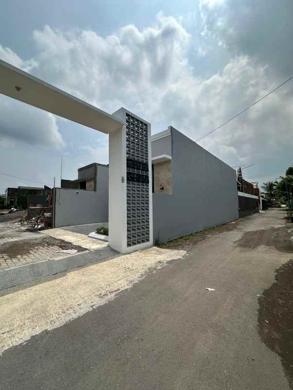 dijual rumah jl purbaya warak