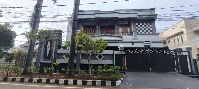 dijual rumah kayu putih