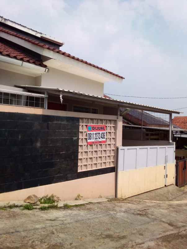 dijual rumah komplek cipageran