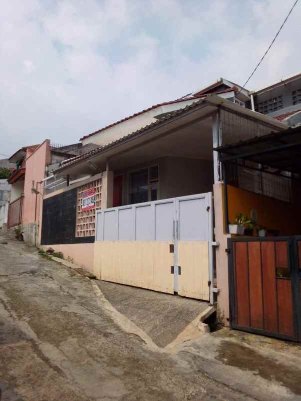 dijual rumah komplek cipageran