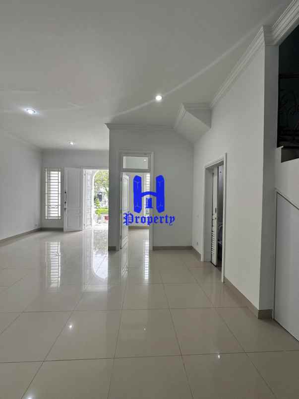 dijual rumah komplek citraland gama