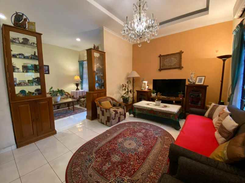 dijual rumah komplek griya mas