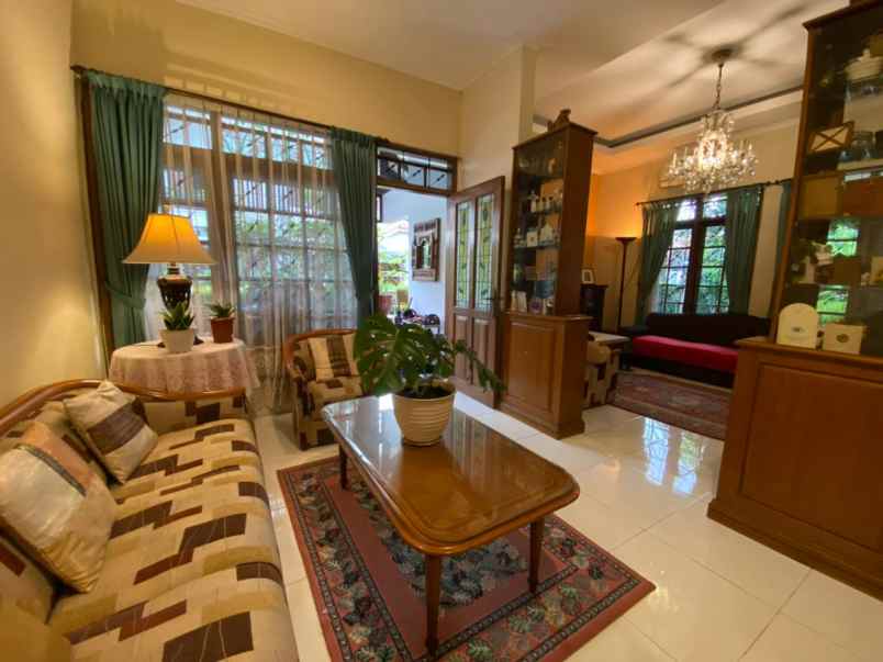 dijual rumah komplek griya mas