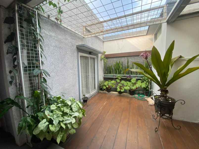 dijual rumah komplek griya mas