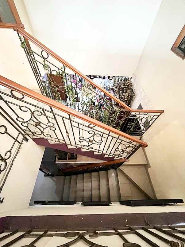 dijual rumah komplek pesanggrahan