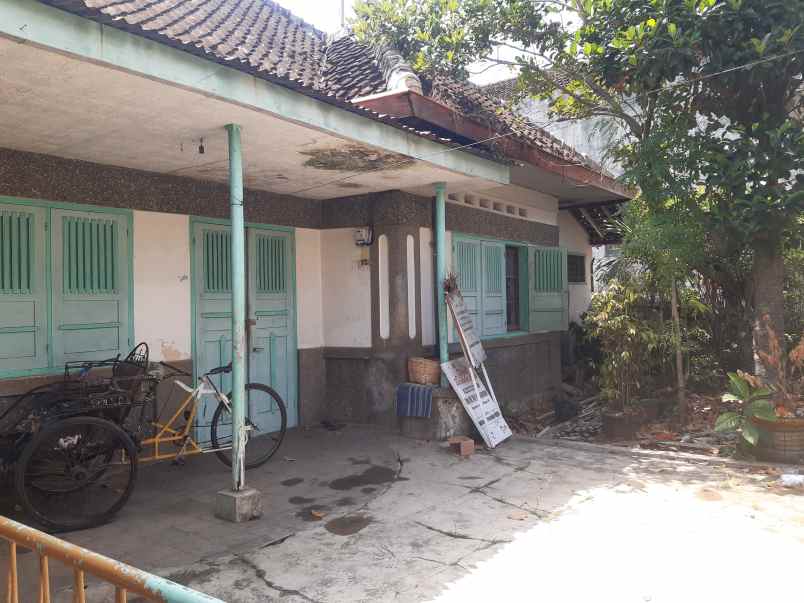 dijual rumah lama di pusat kota jember