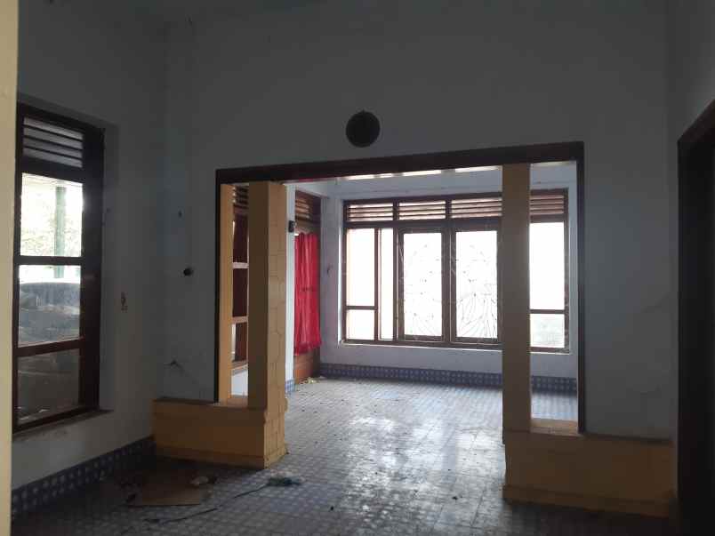 dijual rumah lama di pusat kota jember