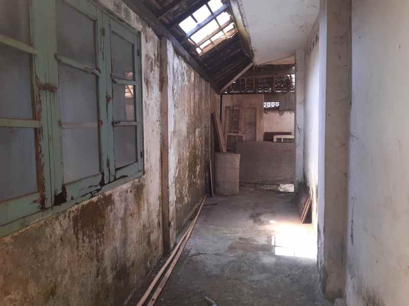 dijual rumah lama di pusat kota jember