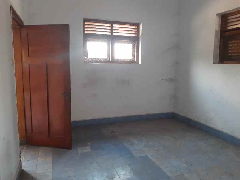 dijual rumah lama di pusat kota jember