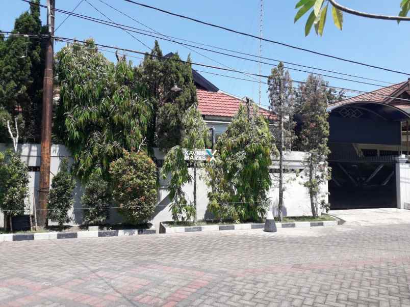 dijual rumah lama terawat manyar kartika tengah kota