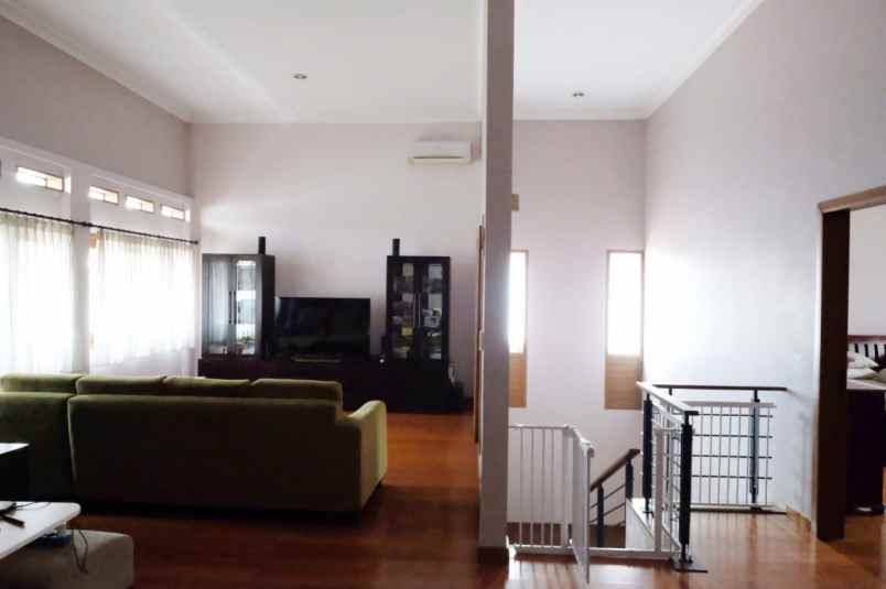 dijual rumah lebak lestari indah