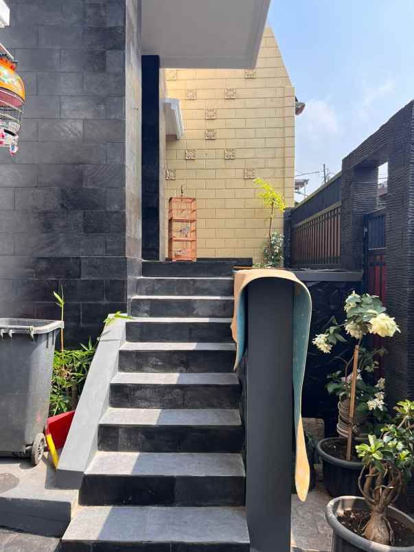 dijual rumah lokasi dekat stadion