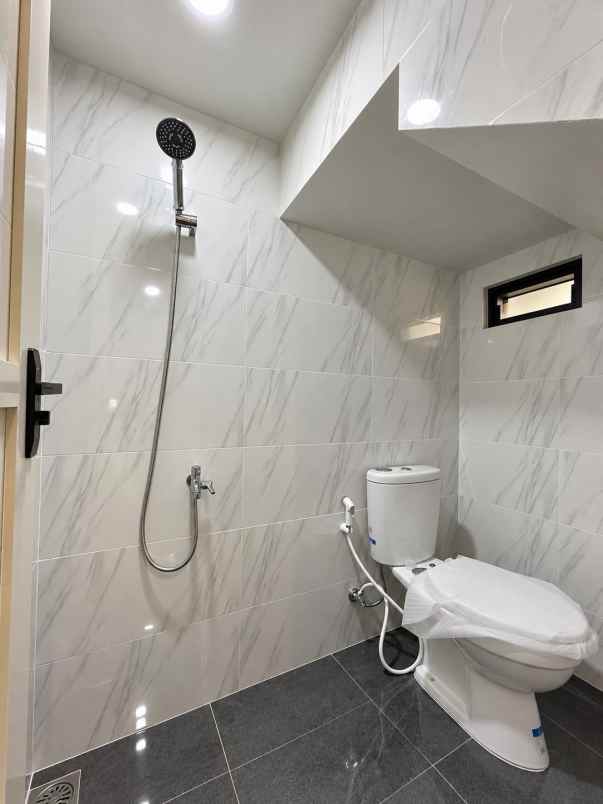 dijual rumah lubang buaya