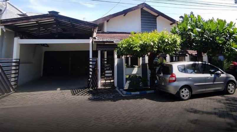dijual rumah manyar