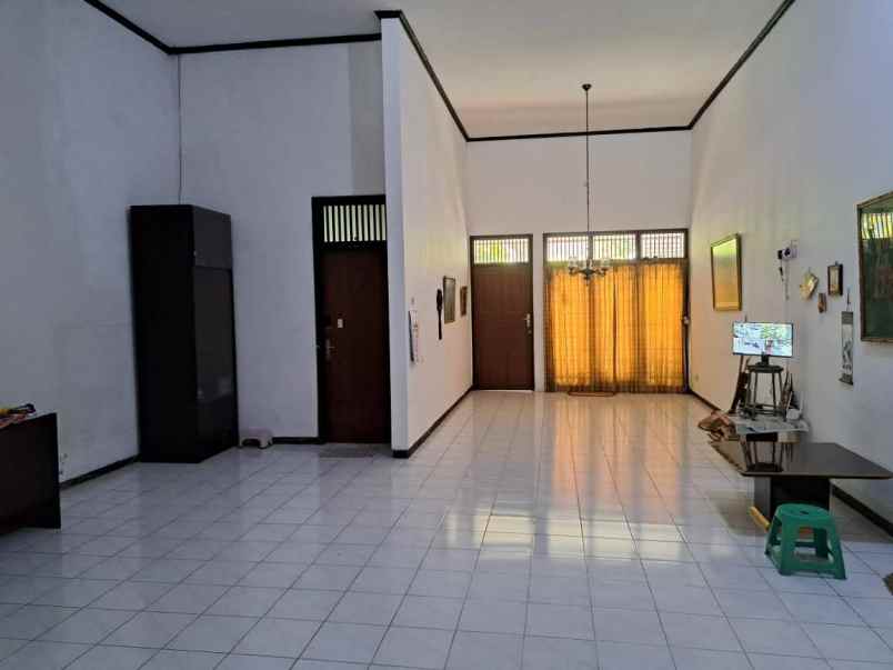 dijual rumah manyar