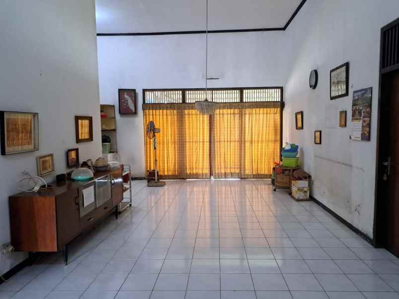 dijual rumah manyar