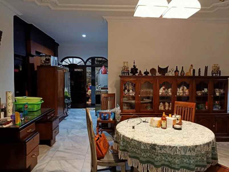 dijual rumah manyar