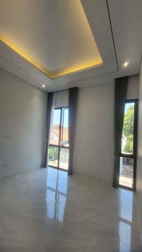 dijual rumah manyar indah