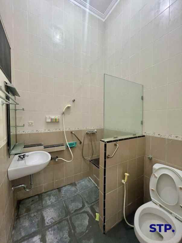 dijual rumah manyar jaya