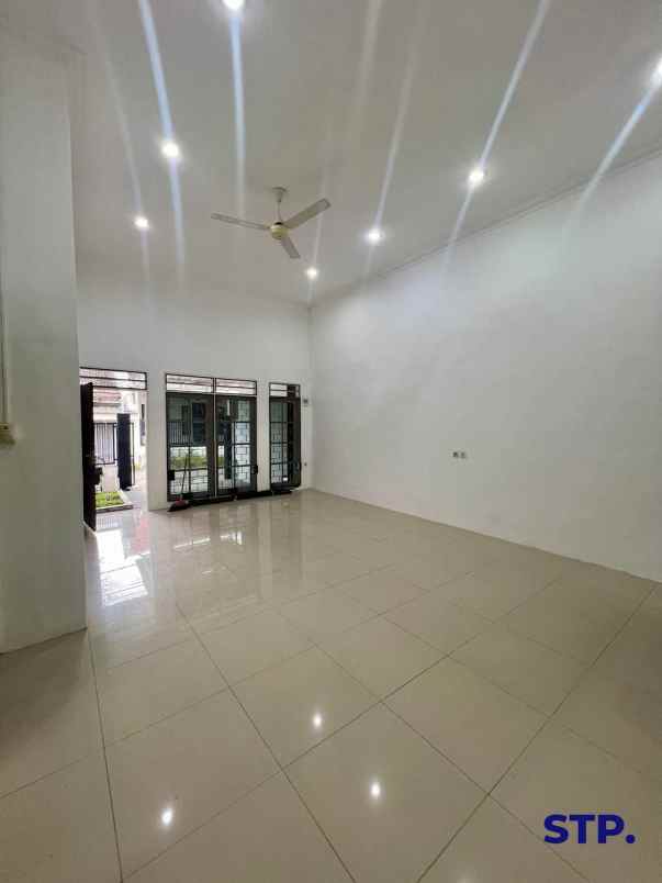 dijual rumah manyar jaya