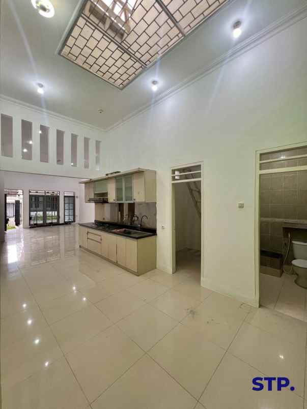 dijual rumah manyar jaya