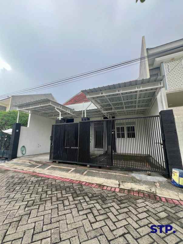 dijual rumah manyar jaya