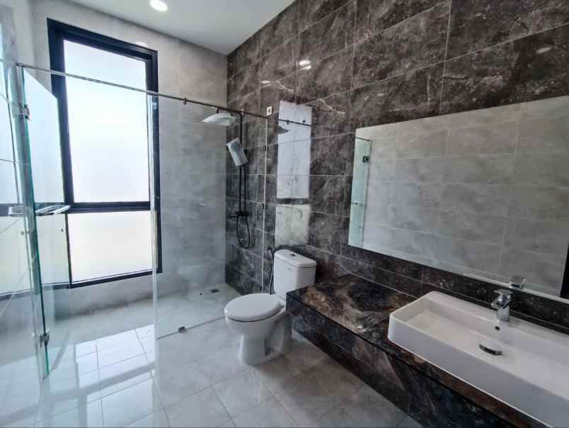 dijual rumah manyar jaya