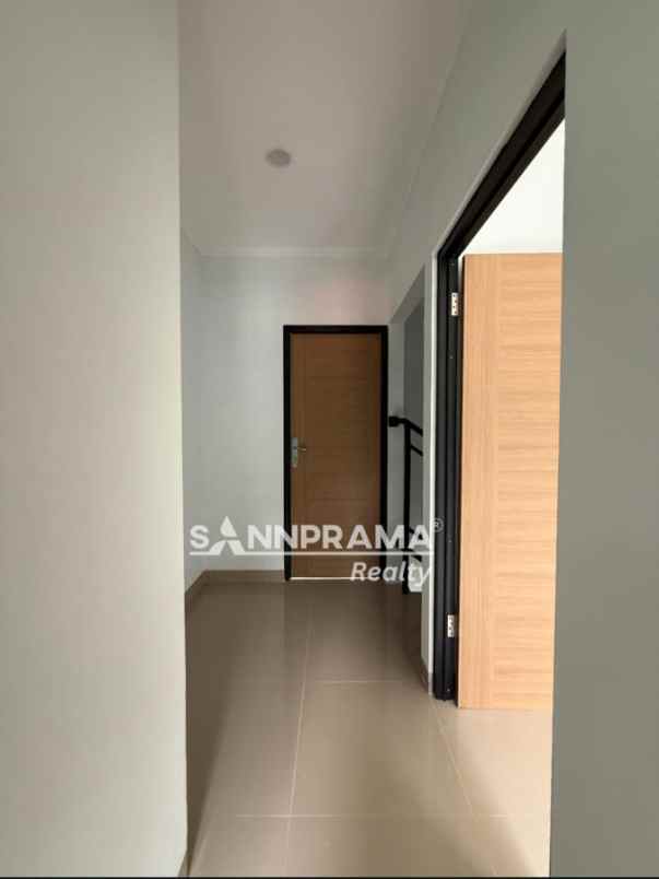 dijual rumah meruyung