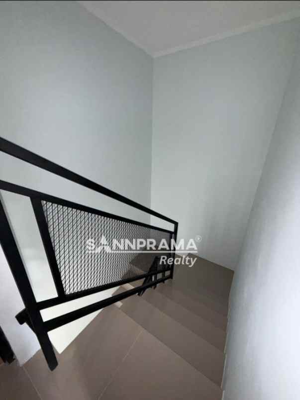 dijual rumah meruyung