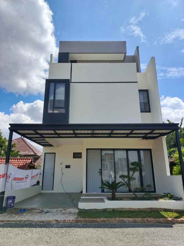 dijual rumah mewah 3 lantai dekat mrt lebak bulus