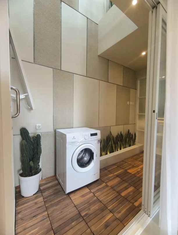 dijual rumah mewah full furnish lokasi sukun