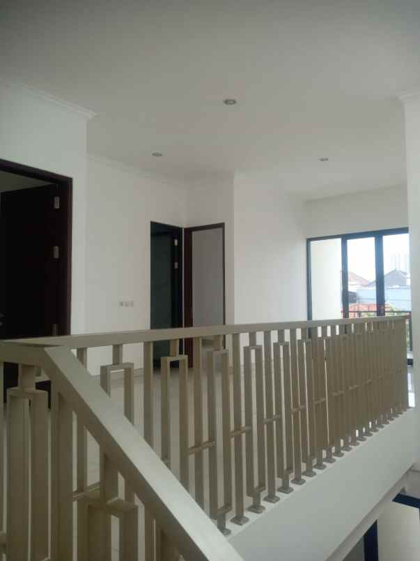 dijual rumah nirwana eksekutif